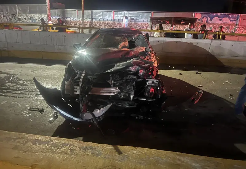 Brutal choque en Oaxaca: camioneta vuelca y deja un detenido.