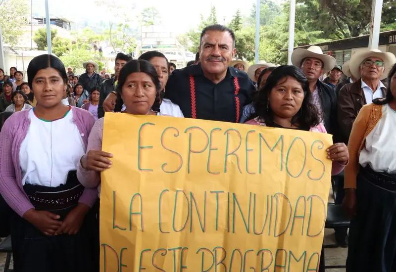 Entregan 150 certificados de alfabetización durante visita de la UNESCO en Chiapas.