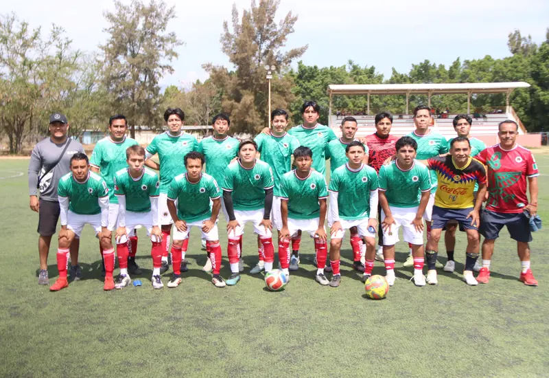 Jugadores del equipo Academia Zaachila en acción durante el partido de fútbol donde dieron el primer paso para avanzar a las semifinales.