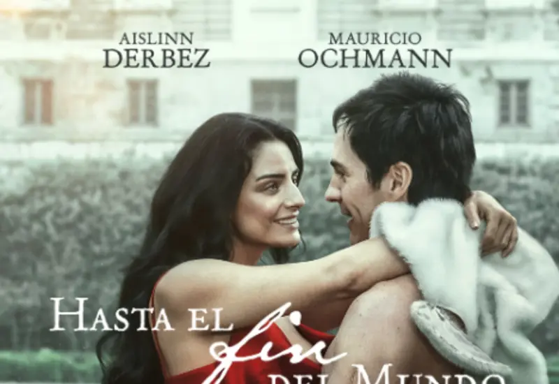 La expareja de actores Aislinn Derbez y Mauricio Ochmann posan juntos, anunciando su reencuentro para protagonizar una nueva cinta romántica.