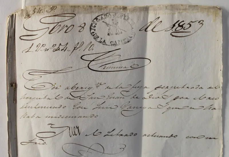 El Alcalde de la Cárcel presenta un parte informativo para anunciar la fuga de José Luis Venegas durante la representación 'Atrápame si puedes 1853'.