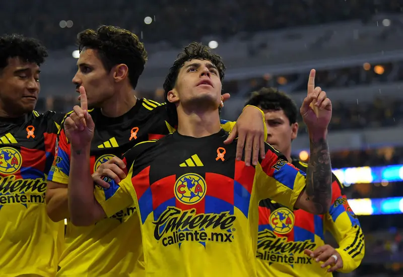 El futbolista Alejandro Zendejas de las Águilas celebra tras anotar de penal el gol que consiguió el empate a tres en el partido.