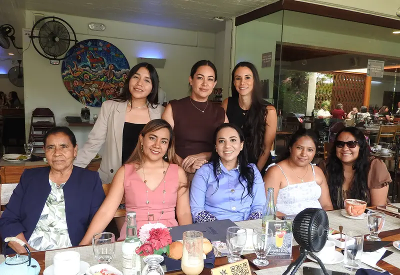 Un grupo de amigas, incluyendo a Anahí Inocente y Ana Karen Armenta, posan sonrientes durante su festejo por el Día de las Madres.
