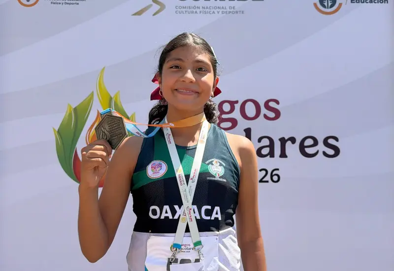 La atleta oaxaqueña Natalia Reyes, figura destacada del Istmo, posa para la cámara con la medalla de oro que ganó en su competencia.
