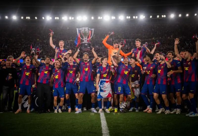 El equipo del FC Barcelona celebra la victoria tras conseguir su título número 29 en la historia del campeonato de LaLiga española.