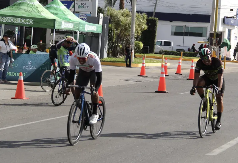 El competidor conocido como Blackman Ramírez en plena acción durante el sprint final, momento en que se impuso para ganar la carrera.