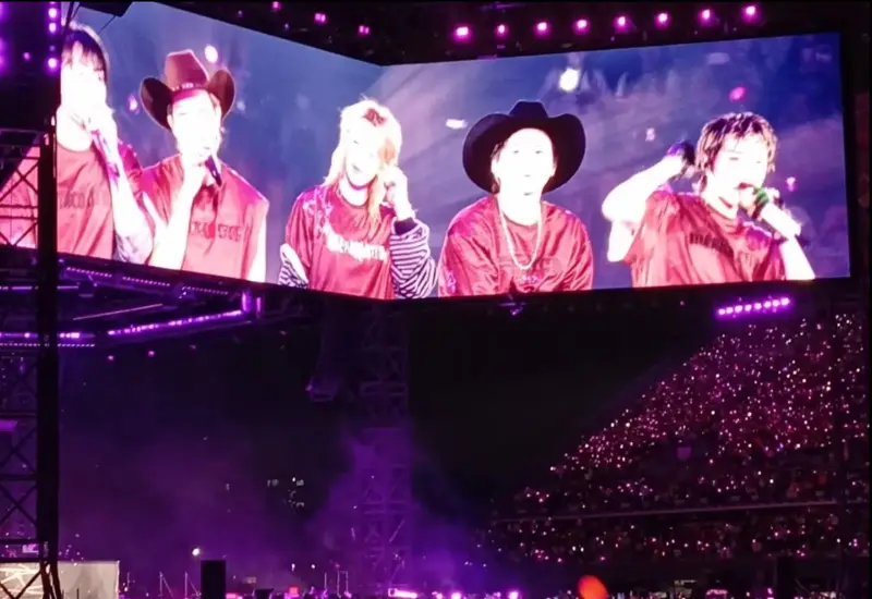 El grupo surcoreano BTS generando una euforia masiva durante su concierto en el Estadio GNP de la CDMX, ante miles de fanáticos emocionados.