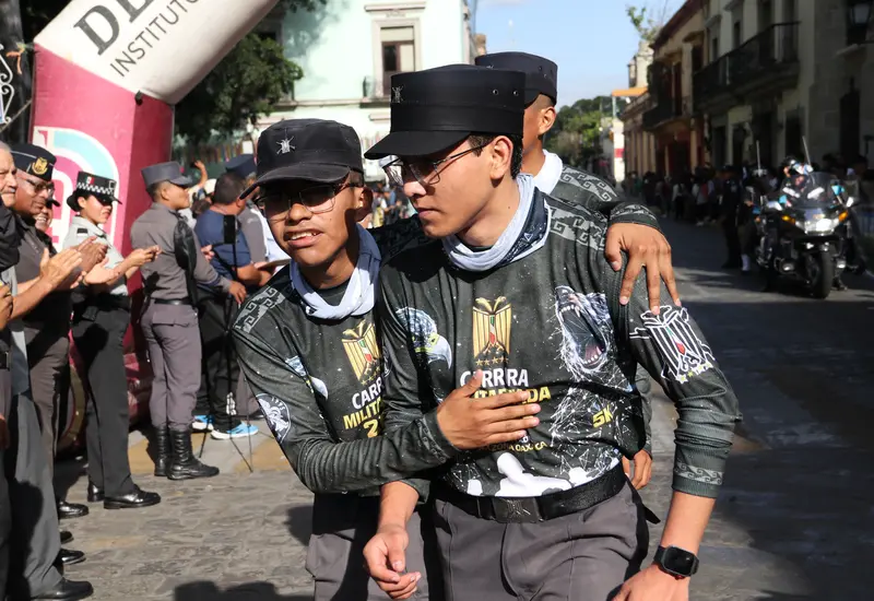 Participantes compitiendo durante la carrera atlética Militarizada en Oaxaca, un evento deportivo donde los atletas locales hicieron valer su condición de anfitriones.