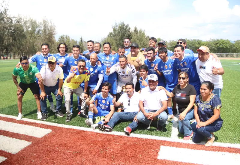 El equipo Casa Club celebra su victoria al proclamarse campeón de la Liga Municipal de Futbol Taladzi, consolidándose como el nuevo monarca.