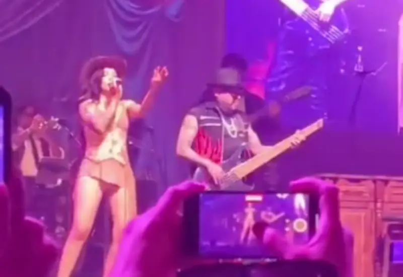 La cantante argentina Cazzu en el escenario junto a A.B. Quintanilla, hermano de Selena, durante una presentación en vivo en Texas.