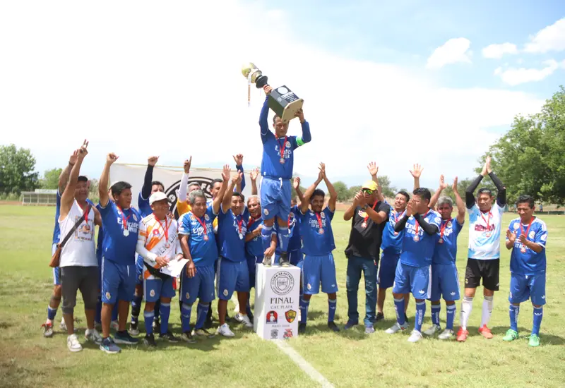 El equipo de fútbol Cementerito celebra con su trofeo tras coronarse campeón y asumir el trono de la categoría Plata en la liga.