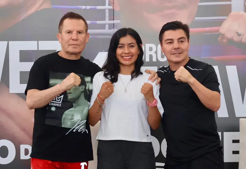 Los boxeadores Julio César Chávez y Jorge Arce se preparan para subir al ring en la pelea de exhibición 'Batalla contra las adicciones'.