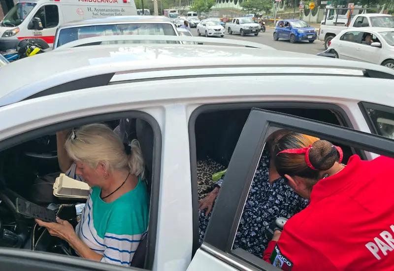 Escena del fuerte choque vehicular en Santa Lucía, provocado por un adulto mayor que se quedó sin frenos en su automóvil.