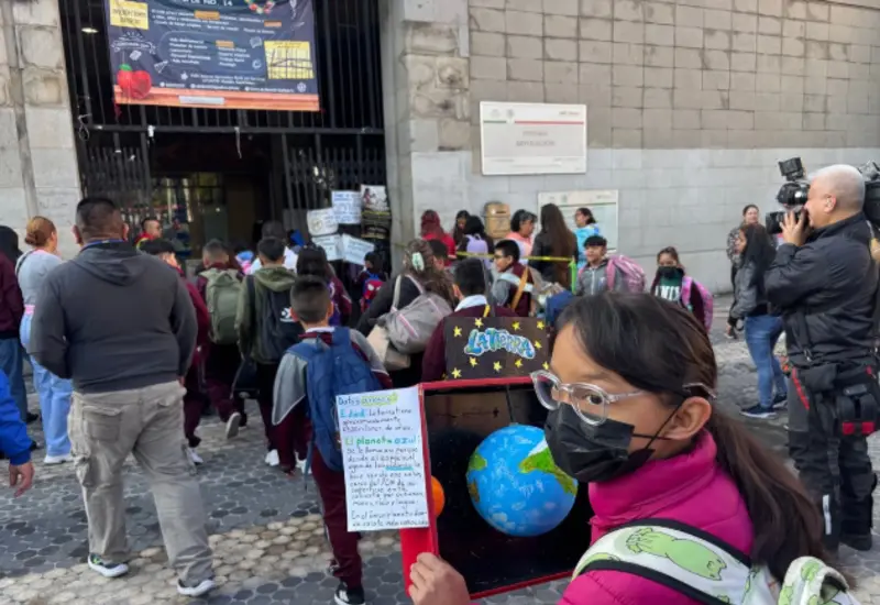 Logo de la CNDH, organismo que alertó sobre cómo los cambios al calendario escolar 2025-2026 podrían afectar el bienestar infantil.