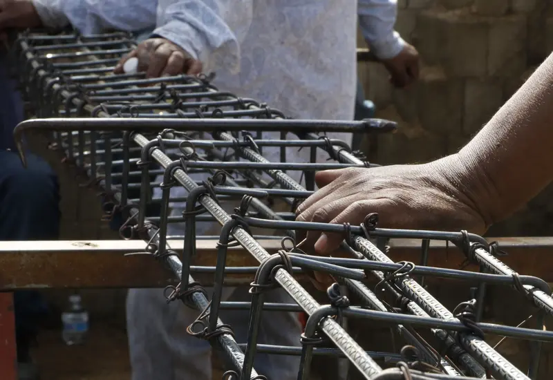 Trabajadores de la construcción en una obra en Oaxaca, sector clave que impulsa la generación de empleo en el estado durante 2026.