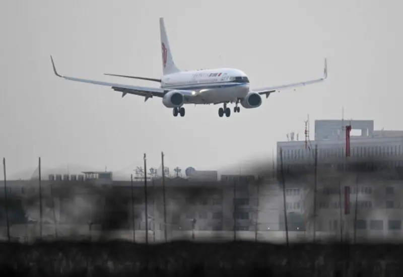 Aeronaves en la pista de un aeropuerto, reflejando la crisis de combustible que impacta al sector aéreo, la más grave desde la pandemia.