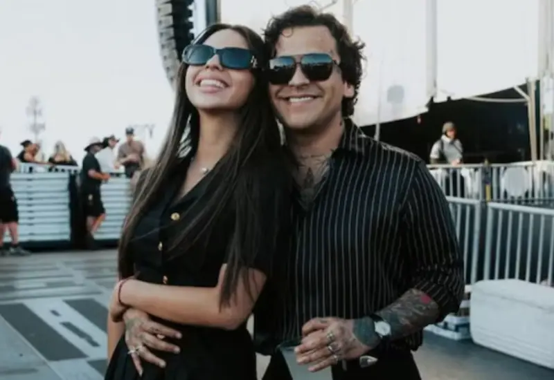 El cantante Cristian Nodal durante una entrevista en Chile, donde crecieron los rumores sobre una posible colaboración musical con Ángela Aguilar.