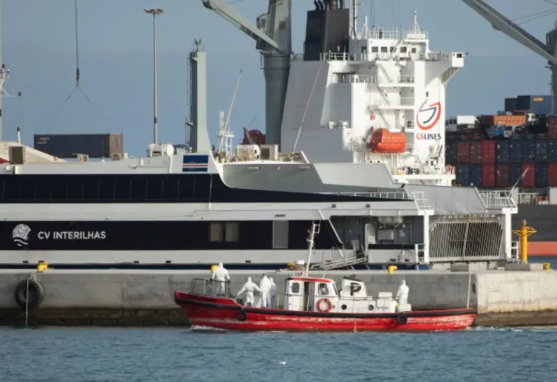 Un crucero navega en el mar, el cual se dirige a España con siete casos sospechosos de un posible brote de hantavirus a bordo.