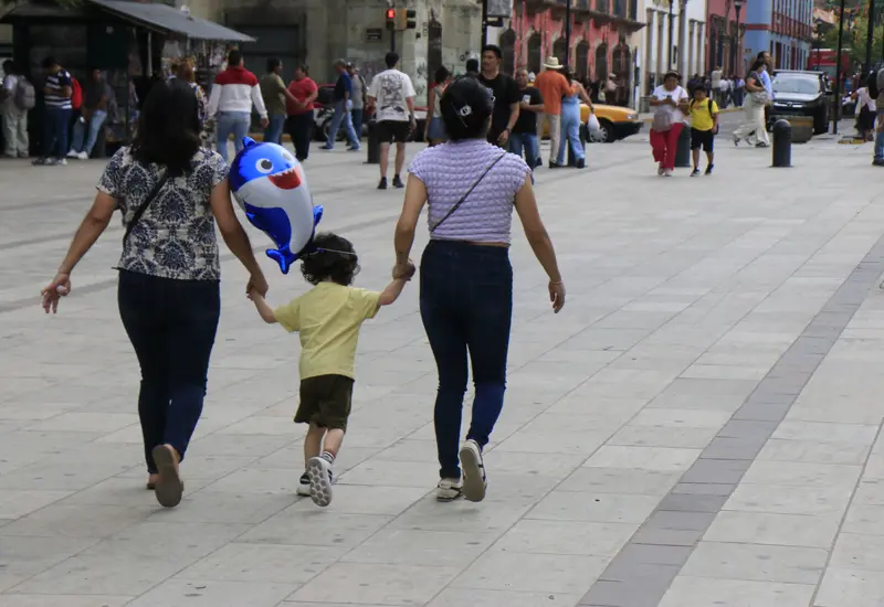 Una madre trabajadora en Oaxaca representa la brecha salarial de género, la más alta del país, que afecta la economía familiar.