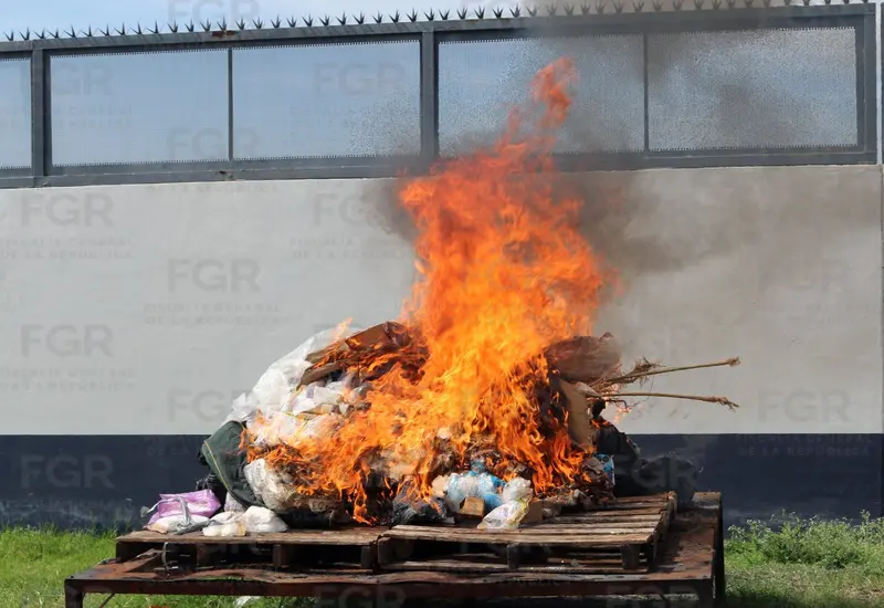 Imagen de la destrucción de toneladas de droga en Oaxaca, resultado de acciones ministeriales que lograron más de 20 sentencias condenatorias.
