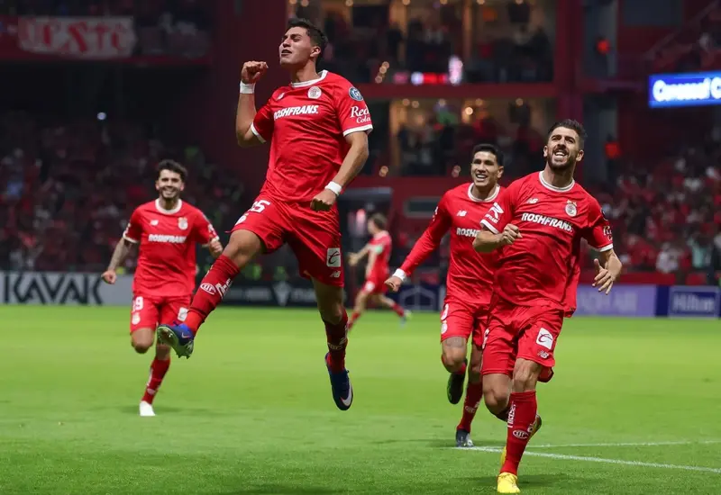 Jugadores de los Diablos Rojos del Toluca celebran un gol durante su contundente victoria por goleada de 4-0 contra el LAFC.