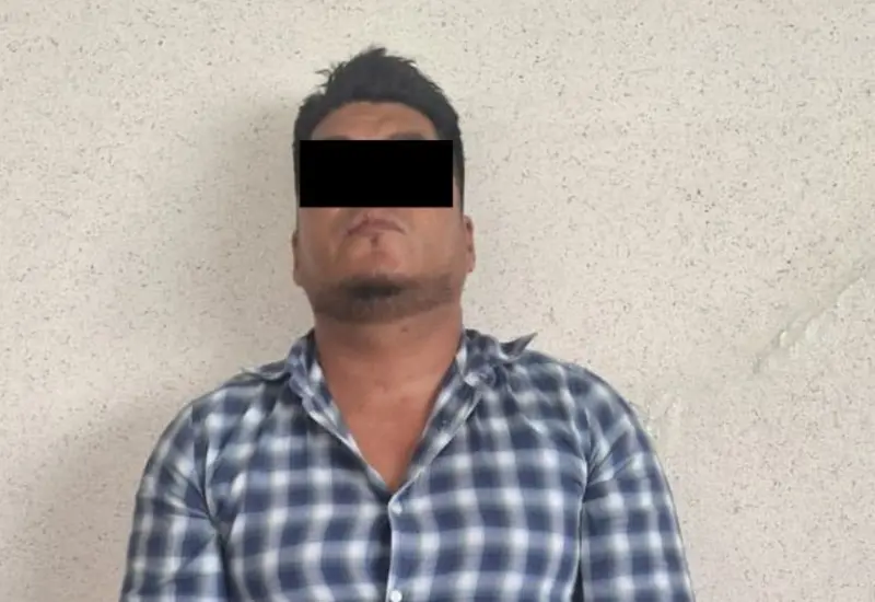 El presidente municipal de Santa María Chilchotla es fotografiado durante su detención por los delitos de extorsión y tentativa de homicidio.