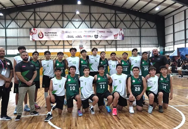 El equipo de basketball U14 de Oaxaca posa para una foto del recuerdo junto a la selección de Chihuahua en la duela deportiva.