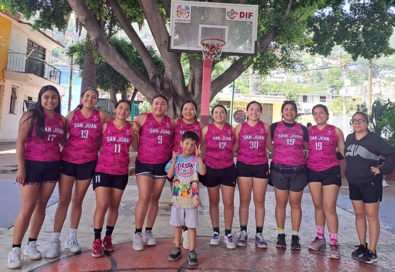 El equipo de San Juan festeja su clasificación a la final del torneo de fútbol, logrando su pase para enfrentar a Oaxagua.