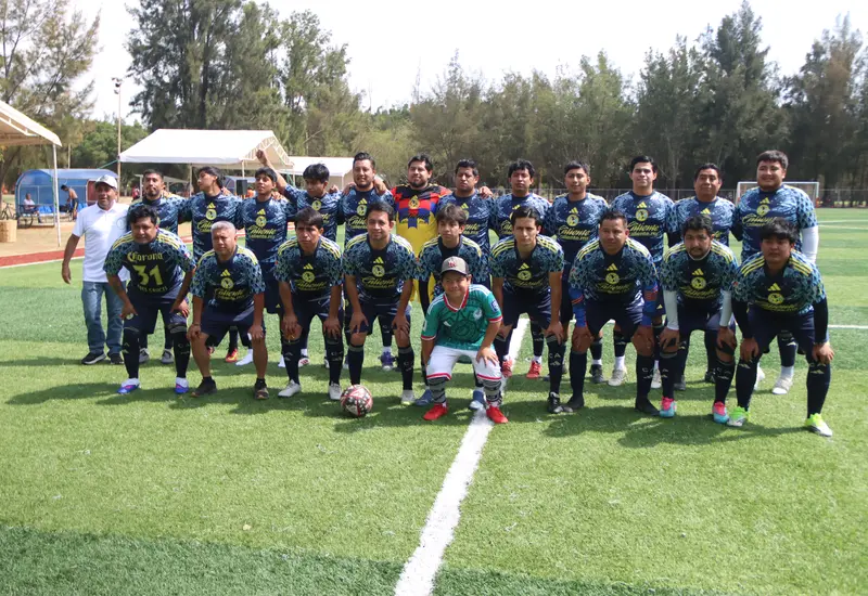 El equipo de Tres Cruces celebra emocionado tras conseguir el título de campeones en la categoría de segunda fuerza del torneo.