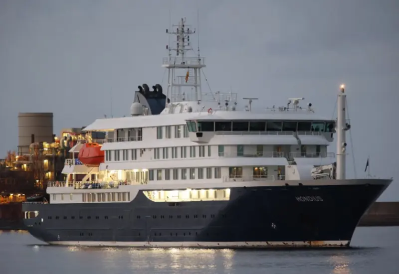 Pasajeros son evacuados de un crucero afectado por un brote de hantavirus, una situación que la OMS no considera una alarma global.