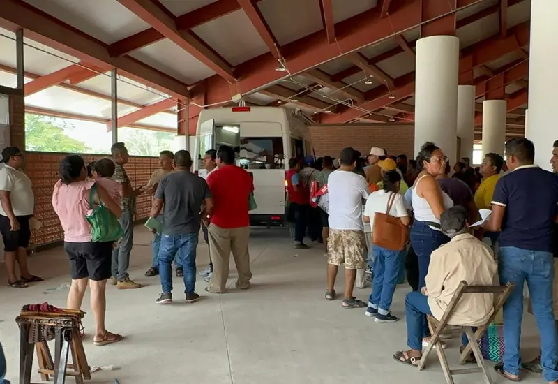 Un aspirante a conductor de mototaxi realiza su examen teórico sobre el Reglamento Vial para obtener su licencia en Juchitán, Oaxaca.