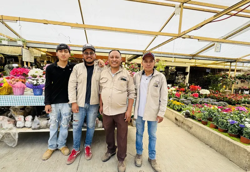 Un equipo de expertos en plantas y flores asesora a clientes que buscan el regalo ideal para sus hogares o para este 10 de mayo.