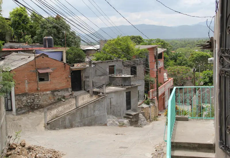 Los constantes cortes de energía eléctrica en Tehuantepec han provocado serias afectaciones en hogares, escuelas y negocios locales.
