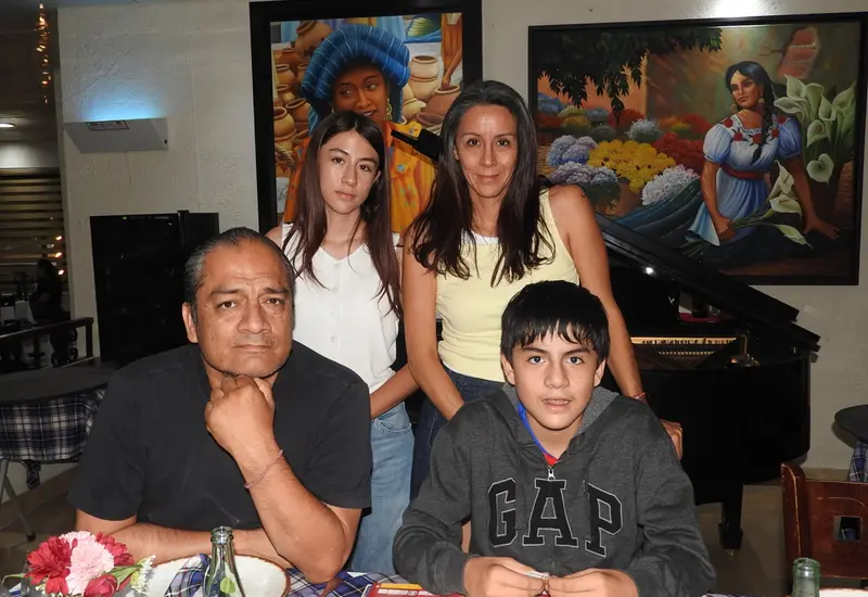 La Familia López Loranca posa sonriente para un retrato que captura un momento de felicidad, como parte de la sección Familias felices.
