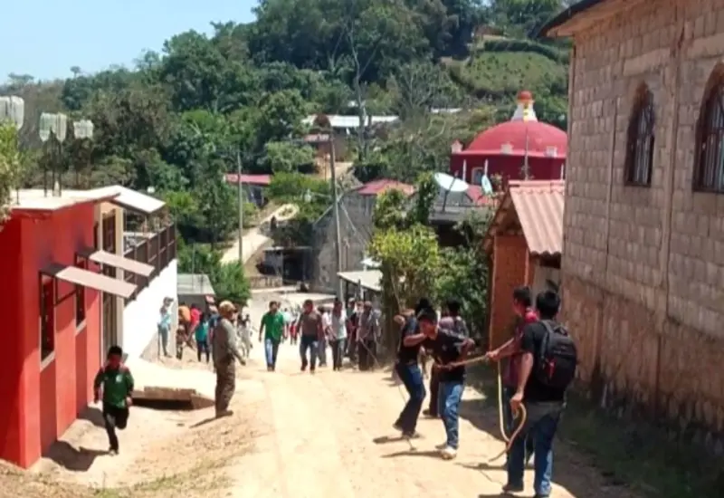 Una calenda con música de banda recorre las calles para dar inicio a la tradicional fiesta patronal en la comunidad de Nativitas Coatlán.