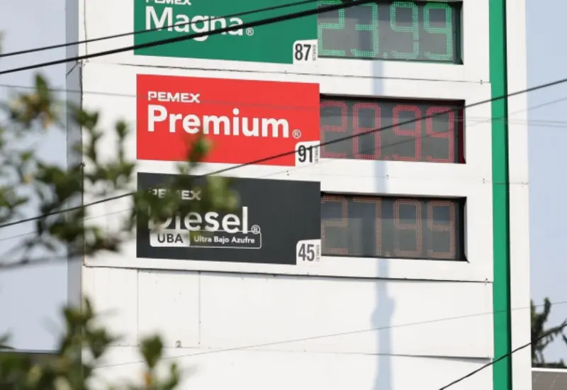 Una bomba de servicio en una gasolinera mexicana, donde se muestra el precio del diésel, que según Profeco promedia 27.73 pesos.