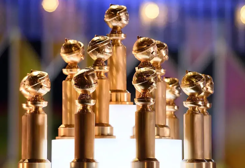 El icónico trofeo de los Globos de Oro ilustra la nueva regulación para el uso de Inteligencia Artificial en el cine, donde el control humano es clave.