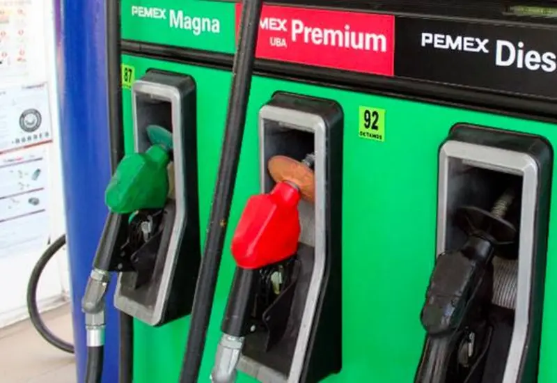 Una bomba de gasolina en una estación de servicio ilustra el aumento de los subsidios fiscales a combustibles por parte de la SHCP en México.