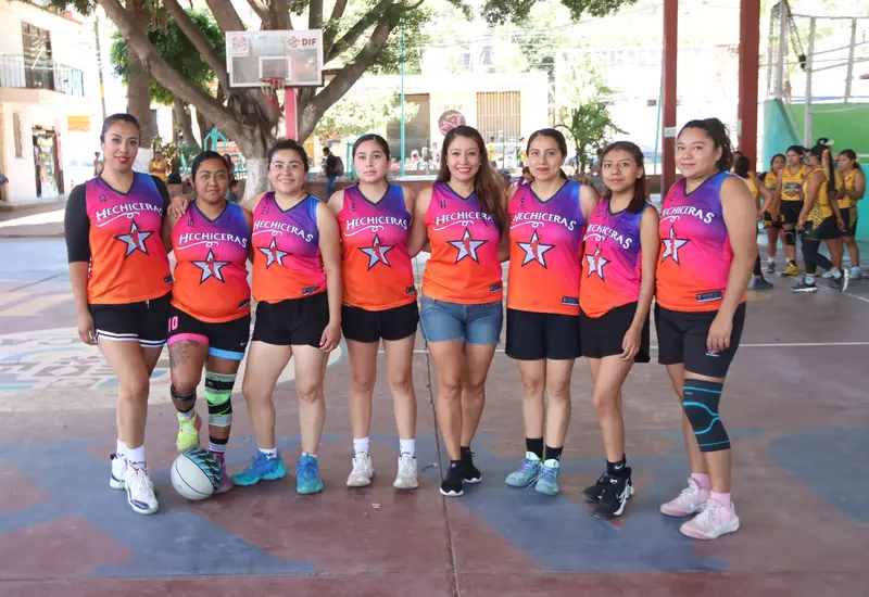 El equipo de Hechiceras celebra en la cancha su clasificación a la ronda de semifinales después de ganar su partido.