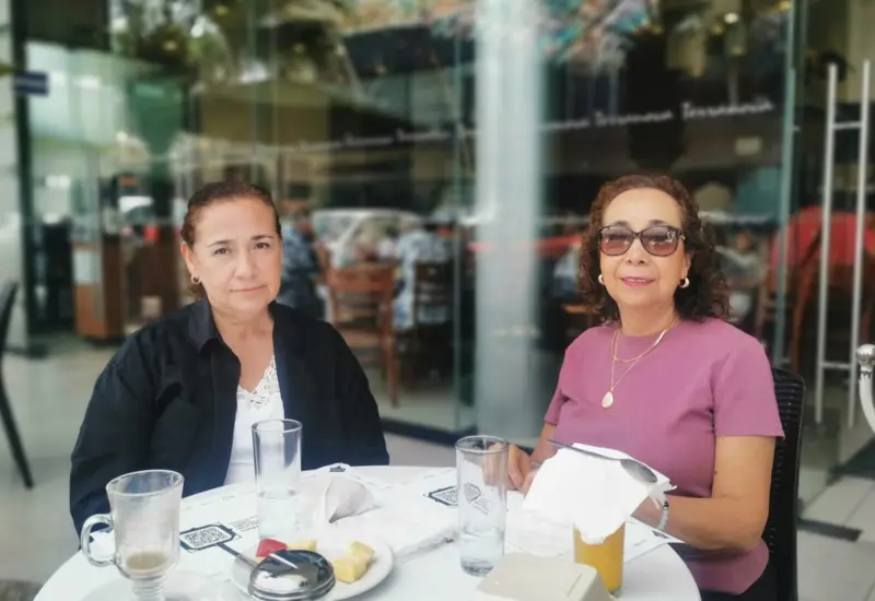 Las hermanas Esperanza y Norma García Ramírez posan para la foto mientras comparten un rico desayuno y una amena charla.
