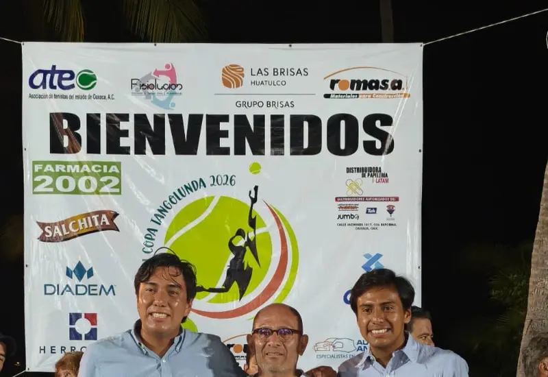 Los hermanos Bruno y Horacio García posan como subcampeones de la categoría A varonil en el torneo de tenis Dobles Tangolunda 2.
