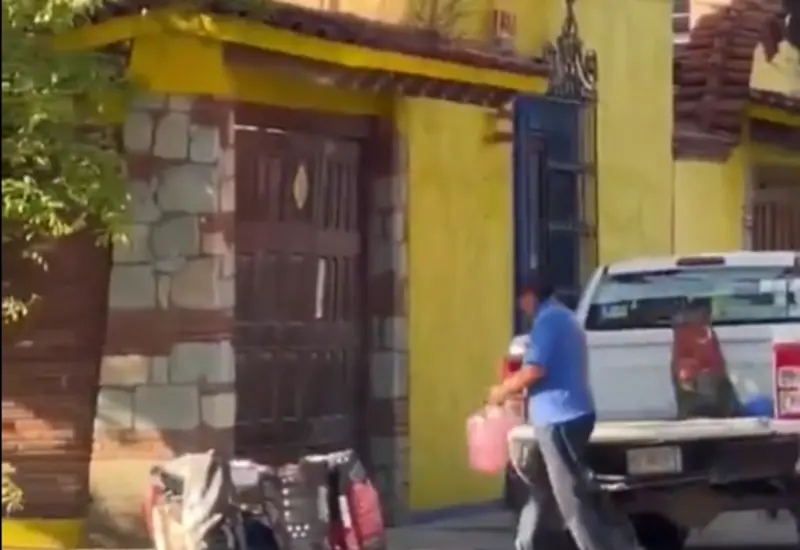 Un hombre es captado por una cámara de video mientras arroja bolsas de basura en la vía pública en Trinidad de las Huertas.