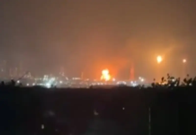 Imagen de la refinería de Salina Cruz, Oaxaca, tras el incidente que, según Protección Civil, no provocó afectaciones en las viviendas cercanas.