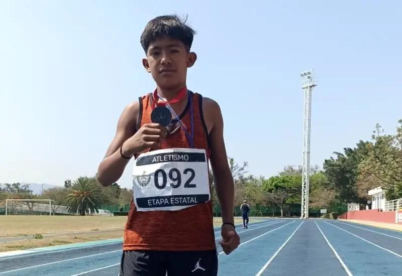 El joven atleta Jesús Antonio Mendoza durante su entrenamiento para llegar lo mejor preparado posible a la competencia nacional de atletismo.