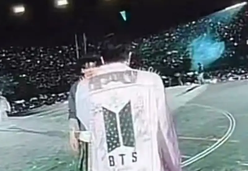Jin, integrante de la banda de K-pop BTS, viste una chamarra del luchador mexicano Místico como homenaje a la lucha libre.