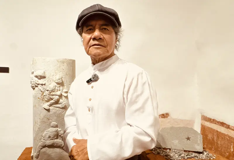 El escultor José Luis García trabaja en la talla de una monumental obra de piedra que será parte de la memoria del nuevo Estadio Yu'va.