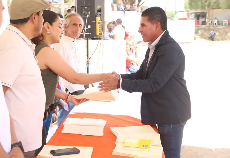 El futbolista de antaño, Juan de Dios Uribe, sonríe mientras recibe un reconocimiento durante la ceremonia de premiación a jugadores veteranos.