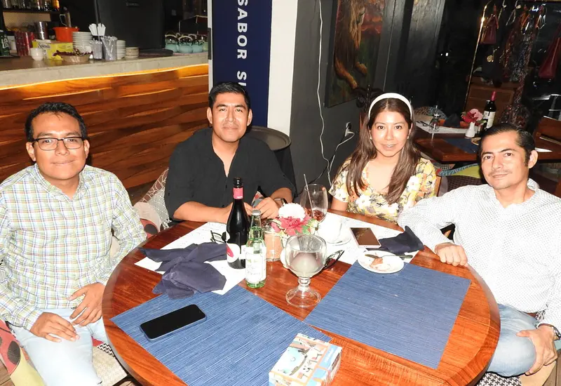 Juan festeja su cumpleaños en compañía de sus amigos Himeldo, Fabiola y Jorge, mientras disfrutan de un agradable momento en la ciudad de Oaxaca.