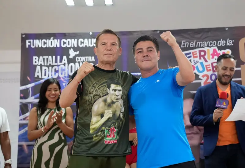 Los boxeadores mexicanos Julio César Chávez y Jorge 'El Travieso' Arce listos para su enfrentamiento de exhibición en la ciudad de Puebla.