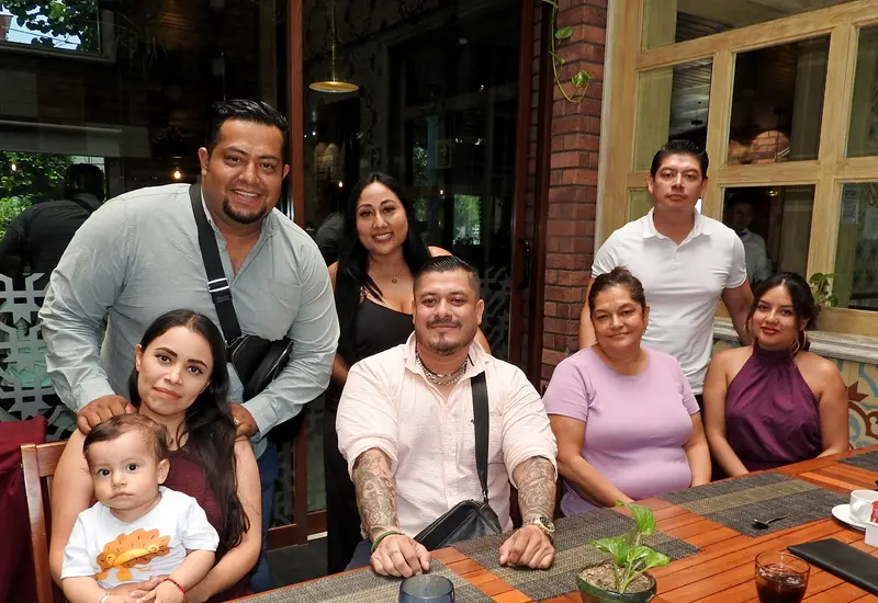 Julio Paleta celebra su cumpleaños sentado al centro, rodeado por el cariño de sus familiares y amistades que lo felicitan.